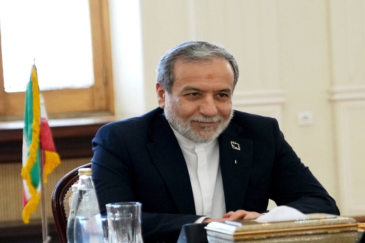 عراقچی: ایران به‌هیچ‌وجه تسلیم  نخواهد شد