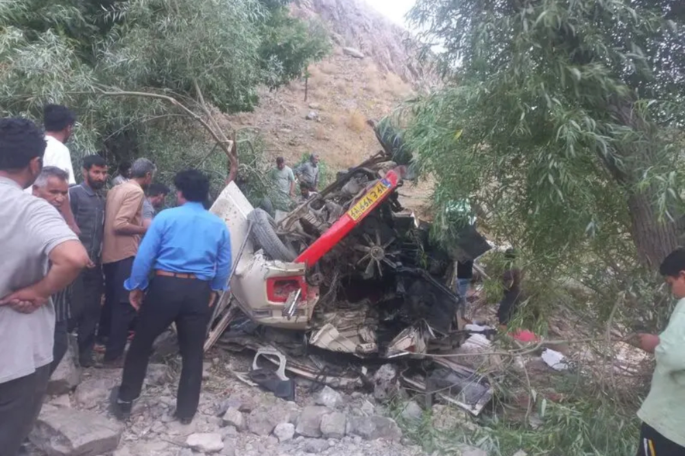 مرگ دلخراش 5 زن در سقوط مرگبار مینی‌بوس در جاده کاشمر
