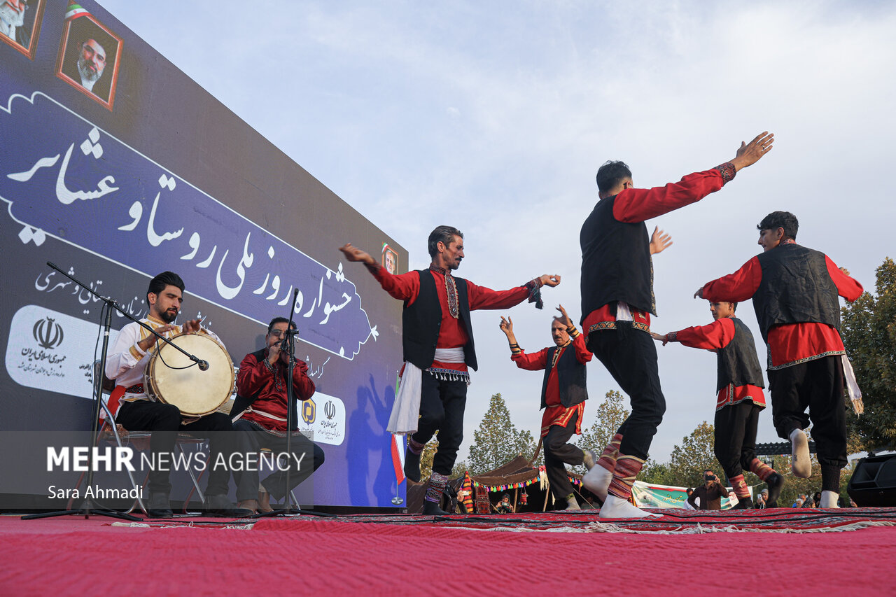 جشنواره روز ملی روستا و عشایر در آرامگاه فردوسی