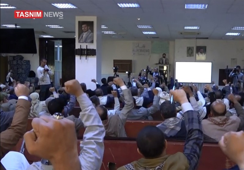 تجمع شهروندان یمنی مقابل فرودگاه صنعا در قدردانی از ایران