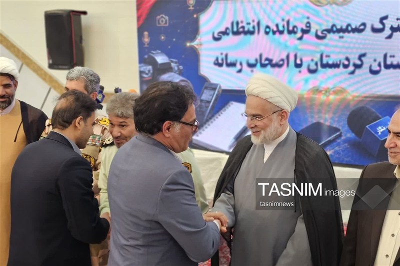 تجلیل فرماندهان انتظامی و مرزبانی کردستان از خبرنگاران+تصویر