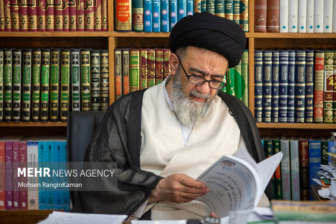 امام‌جمعه‌ای که بر پیکر یک خواننده نماز خواند