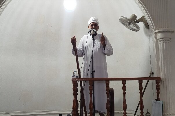 امام جمعه اهل سنت جاسک: مسئولان خود را جای مردم بگذارند