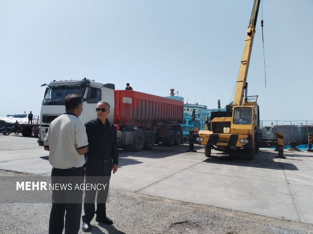 تداوم فعالیت‌های تخلیه و بارگیری در بندر کنگان با اولویت کالاهای اساسی