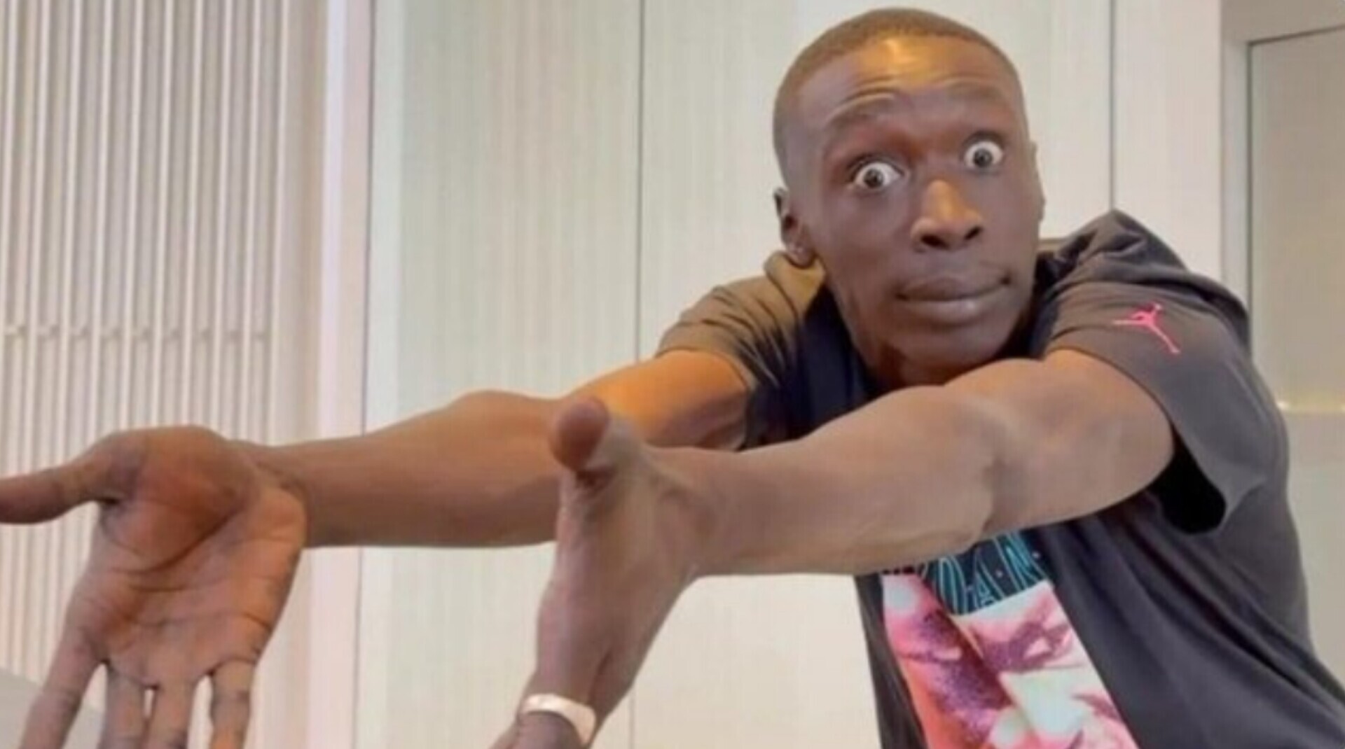 این مرد صورت خود را به مبلغ یک میلیارد دلار اجاره کرد