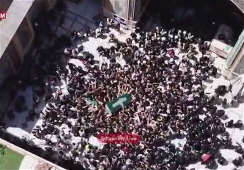 نمایی دیگر از تشییع پیکر امام شهید در حرم امیرالمومنین (ع)