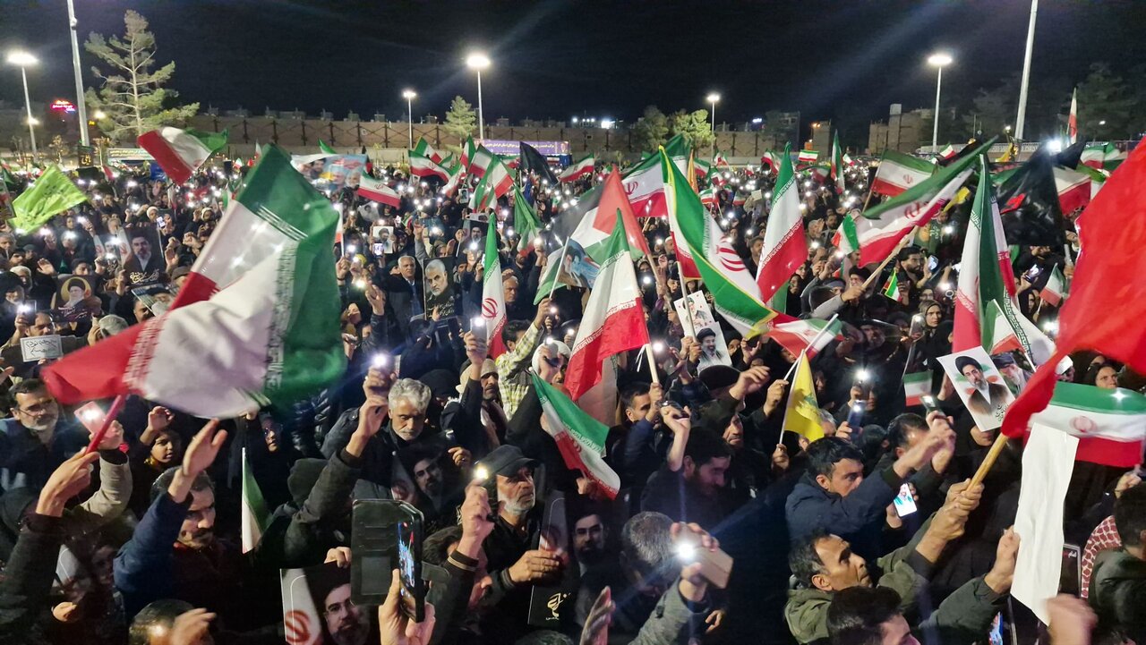 عزاداری زنجانی‌ها در سوگ رهبر شهید انقلاب