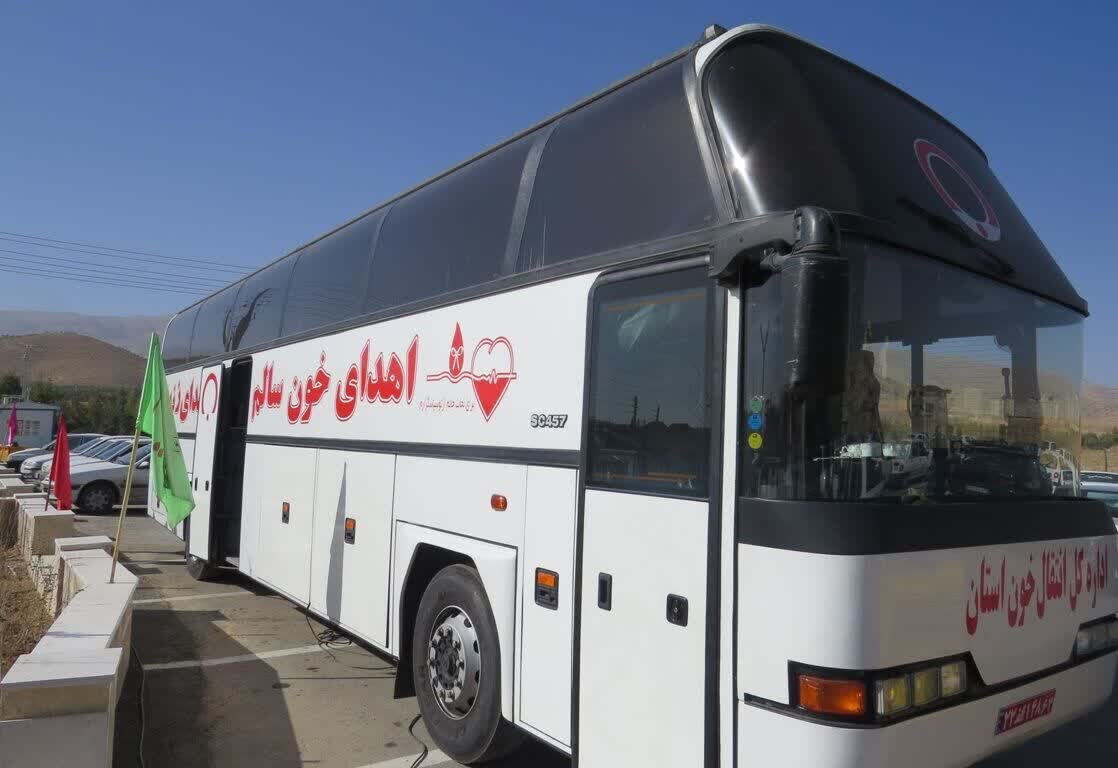 استقرار واحد سیار انتقال خون در میدان آیت الله کاشانی کرمانشاه