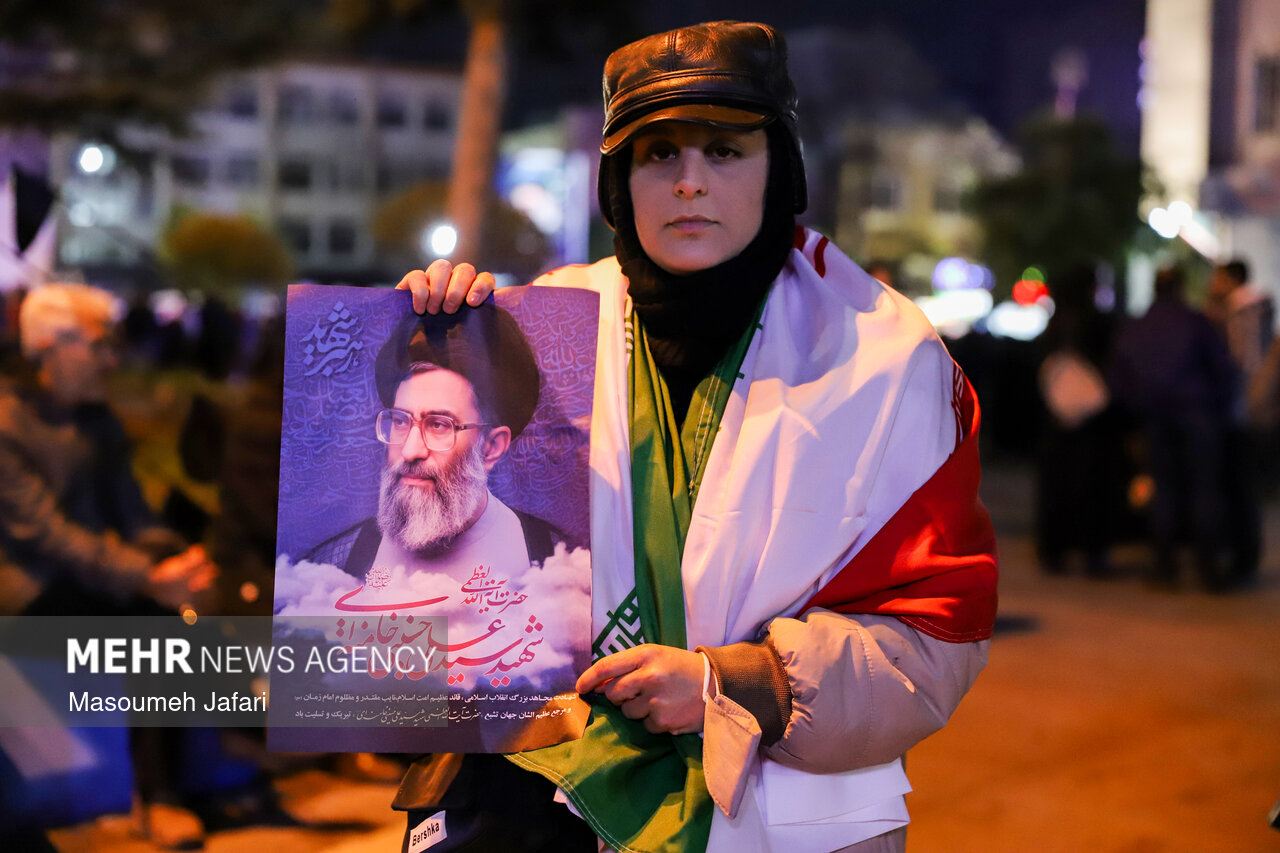 حماسه بانوان کفن‌پوش آملی در سوگِ رهبر شهید