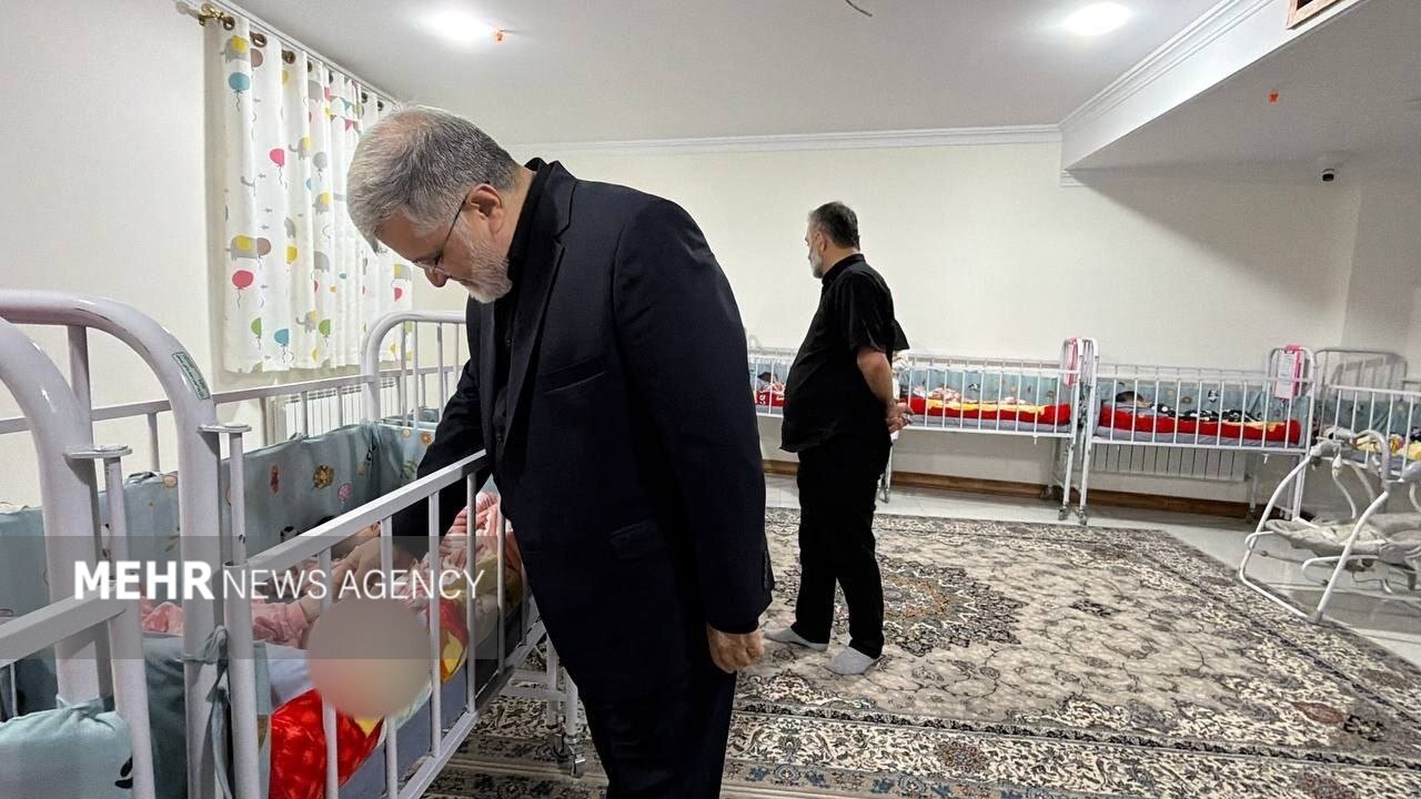 استاندار تهران به دیدار کودکان شیرخوارگاه یک خیریه رفت