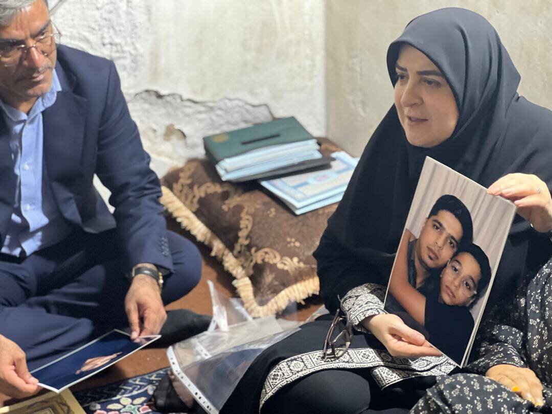 دیدار سخنگوی دولت با خانواده شهدای حمله جنایتکارانه آمریکا به بندرخمیر