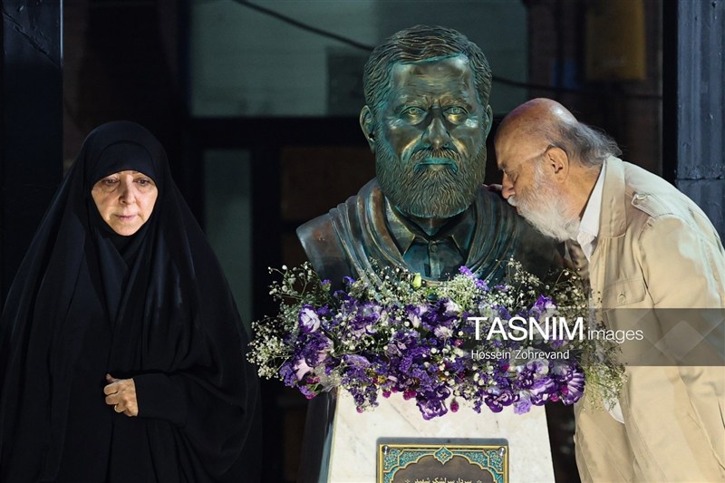 سردیس حاج رمضان در میدان فلسطین رونمایی شد
