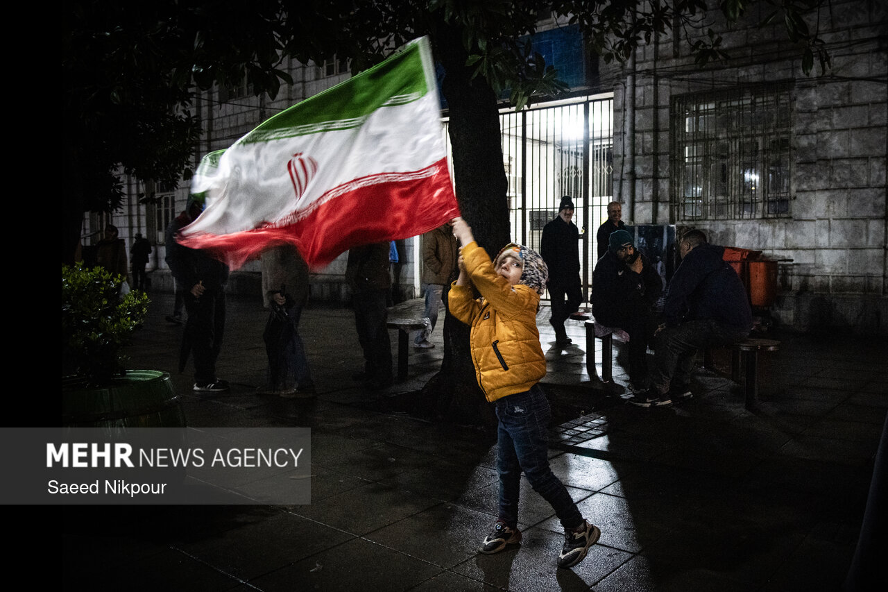اجتماع مردمی در شمال تهران زیر برف زمستان