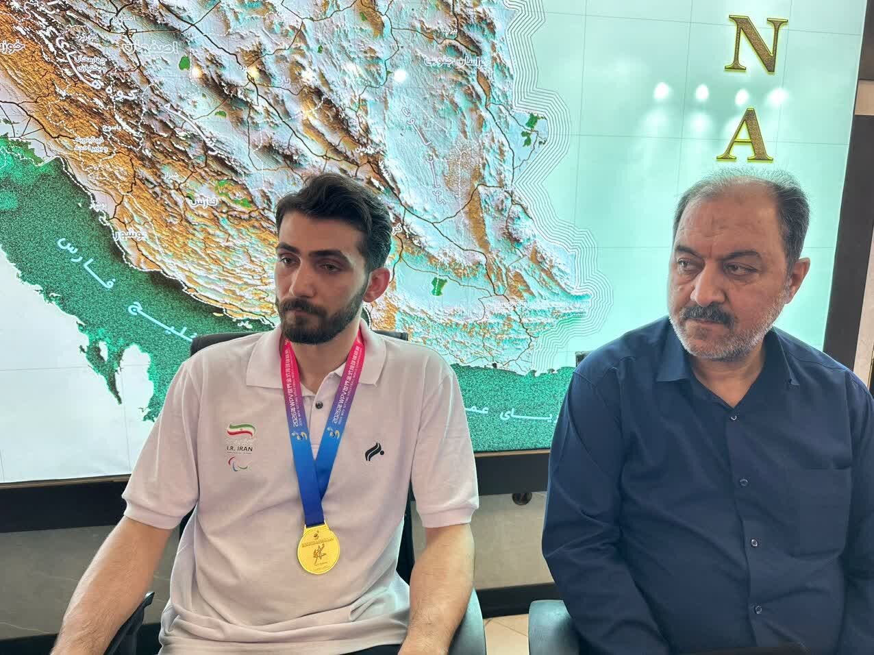 استقبال مردم چناران از قهرمان جهان در رشته والیبال نشسته