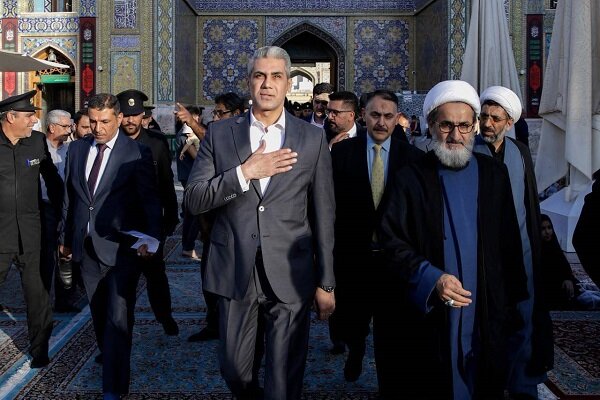 حضور سفیر عراق در مشهد مقدس و ادای احترام به مقام والای رهبر شهید+ عکس