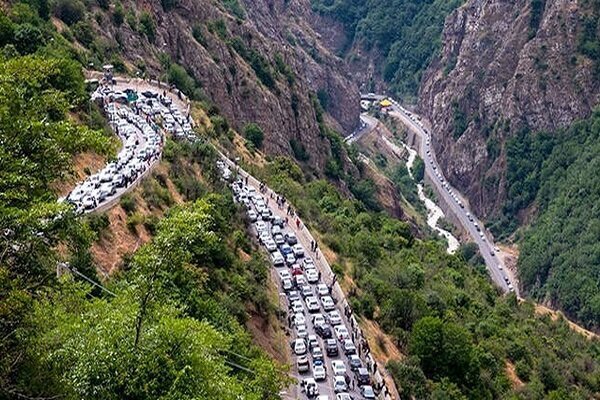ترافیک در محورهای کندوان و هراز نیمه‌سنگین است