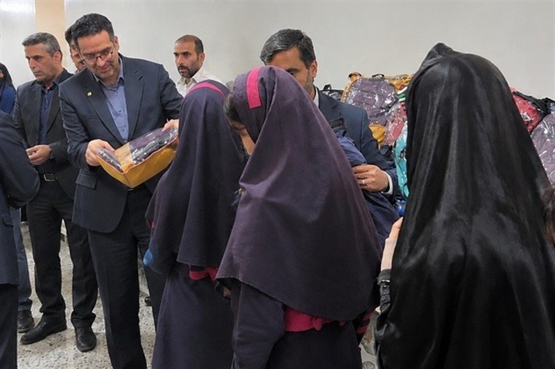 توزیع هزار بسته نوشت افزار میان دانش‌آموزان نیازمند توسط نفت سپاهان