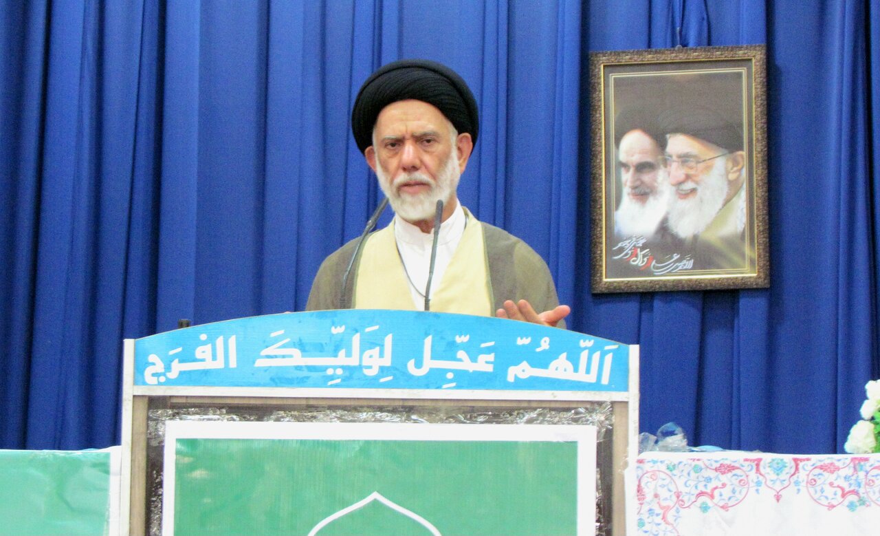 امام جمعه دیر: ملت ایران با الهام از عاشورا مقابل دشمنان ایستاده است