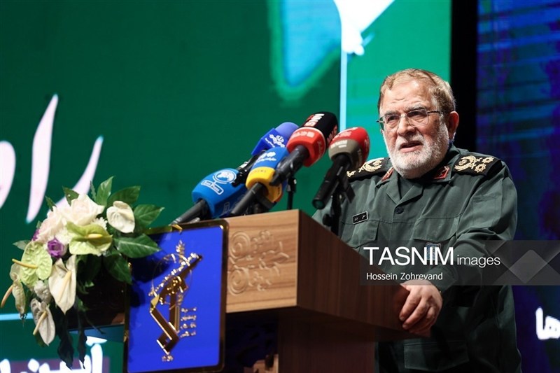 سرلشکر ایزدی:آمریکاییها از ترس موشک‌های سپاه‌ 700 کیلومتر فاصله گرفتند