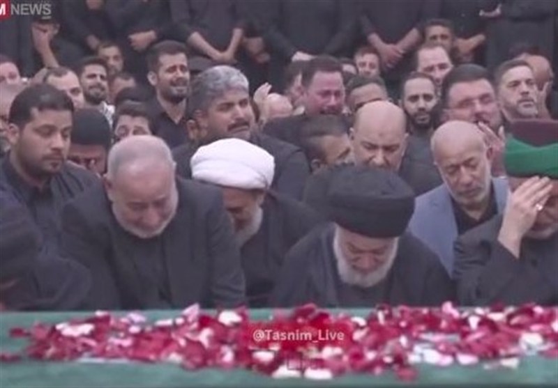 روضه‌خوانی در کنار پیکر مطهر امام شهید در حرم سقای دشت کربلا