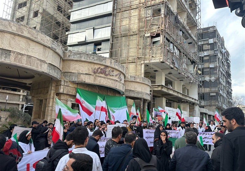 تجمع کادر درمان مقابل بیمارستان گاندی در محکومیت جنایات جنگی دشمنان