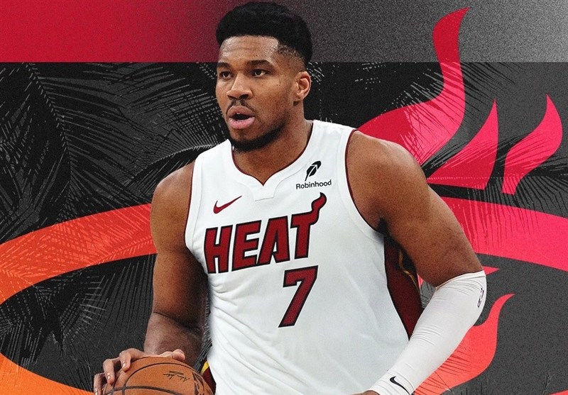 بازدید یانیس از رختکش تیم جدیدش در NBA