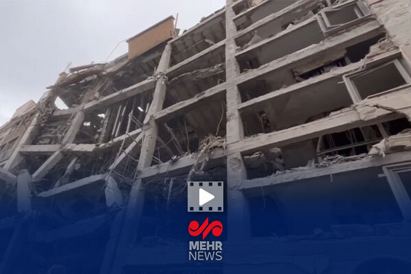 نجات یک کودک از زیر آوار بمباران مناطق مسکونی در مرکز تهران