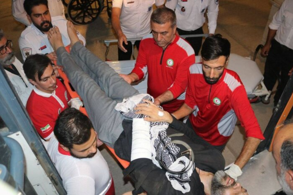 انتقال 15 مصدوم سانحه واژگونی اتوبوس زائران ایرانی در عراق به کشور از مرز خسروی
