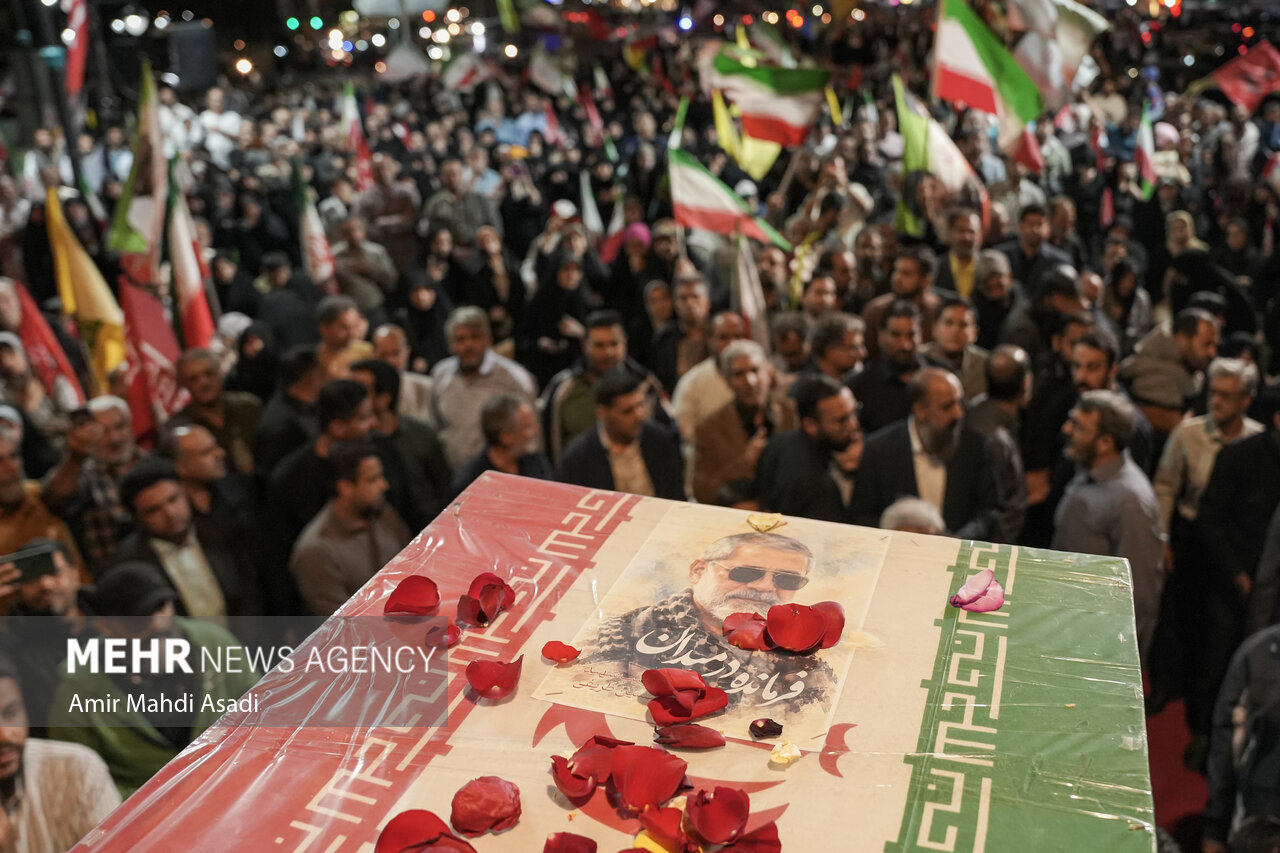 مراسم وداع با پیکر شهید «حسین ظریفی» در تجمع شبانه مشهد