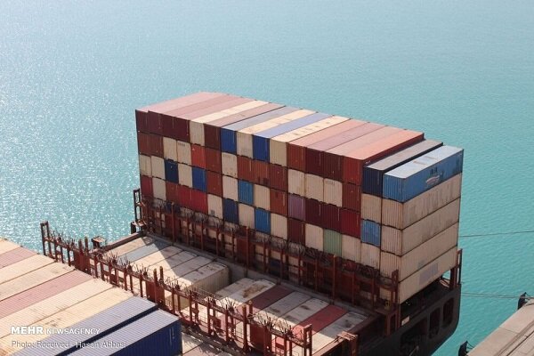 تخلیه کالاهای اساسی در بندر شهید رجایی