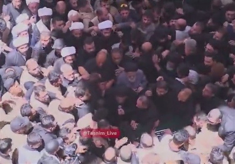 اقامه نماز بر پیکر امام شهید توسط آیت‌الله حکیم در حرم مطهر امیرالمؤمنین (ع)