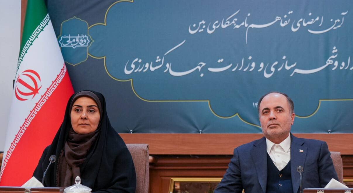 تفاهم نامه ساخت 100 هزار واحد مسکونی برای کارکنان وزارت جهاد امضا شد.