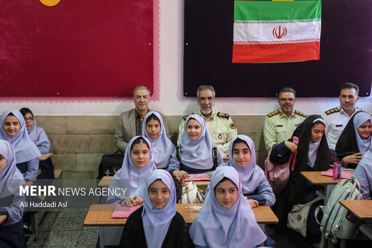 آغاز سال تحصیلی با حضور فرمانده انتظامی تهران بزرگ