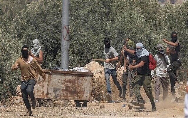 صهیونیست‌ها یک مسجد را در نابلس به آتش کشیدند+ فیلم