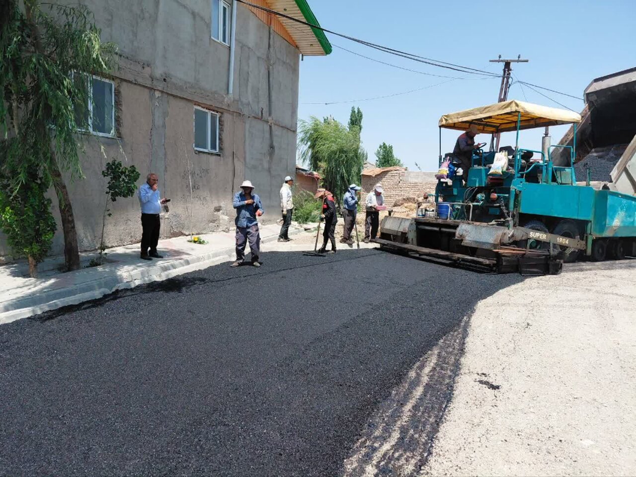 آسفالت ریزی ۶۰۰۰ مترمربع از معابر روستای کرکرق به بهره برداری رسید