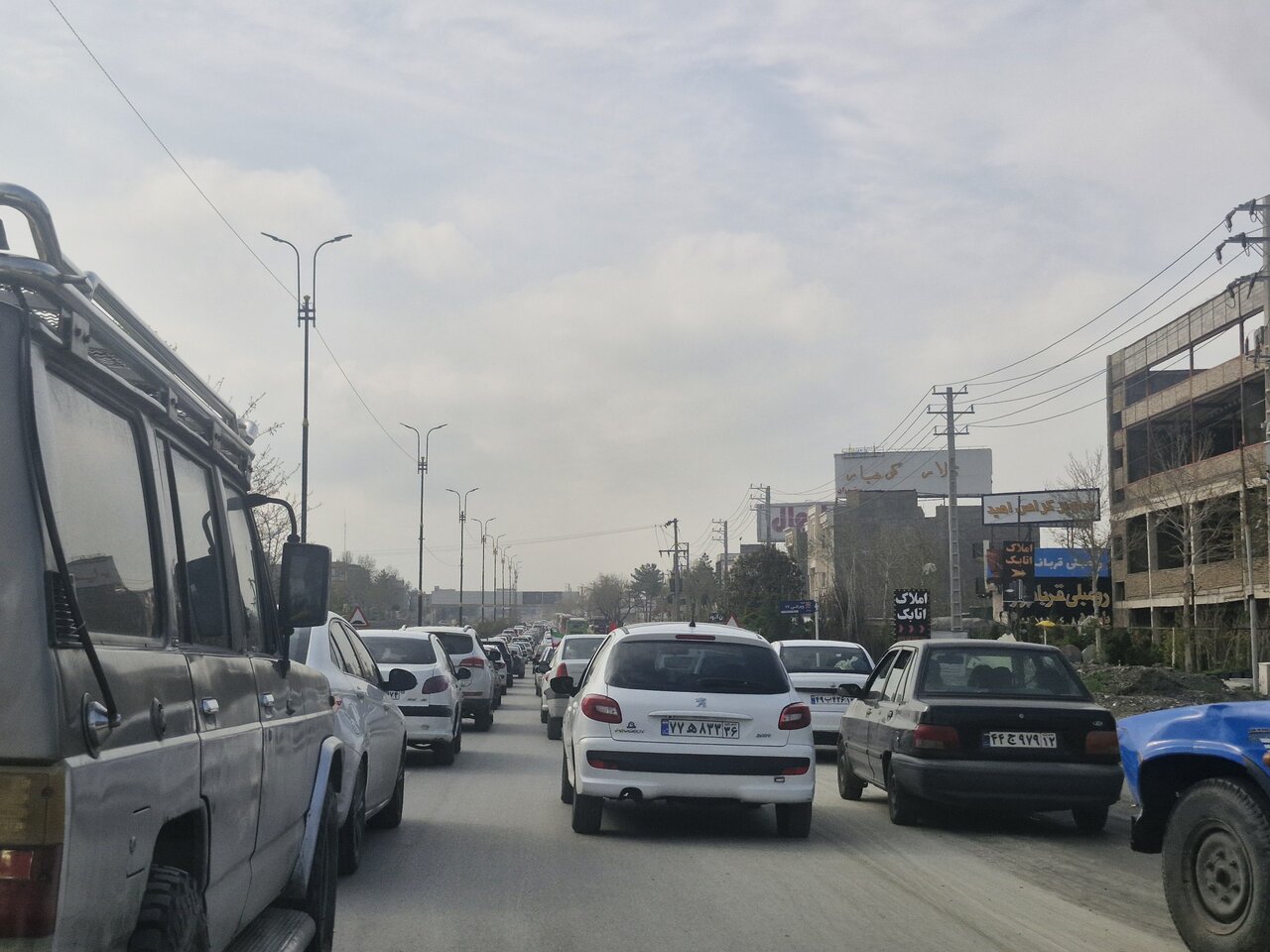 ترافیک سنگین در ورودی‌های پایتخت؛ بارش باران و مه در جاده‌های شمال