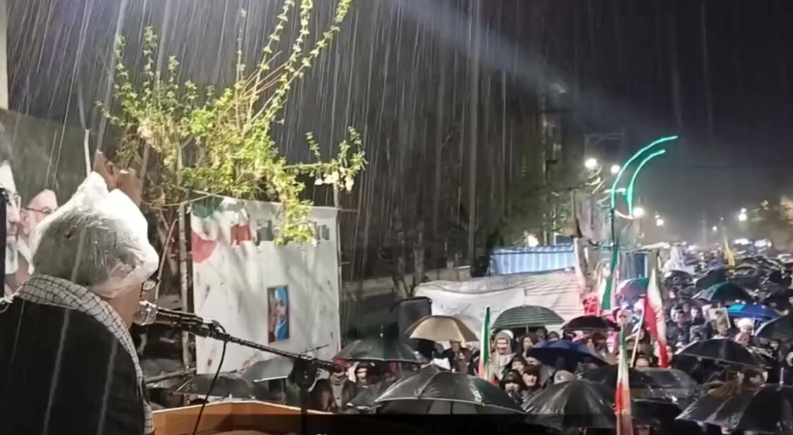 جلوه هایی از حضور باشکوه شبانه مردم میاندوآب در میدان زیر بارش باران
