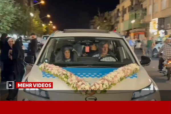 حضور کاروان عروسی در تجمع مردمی میدان انقلاب