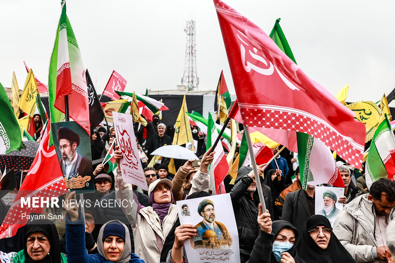 راهپیمایی دشمن شکن مردم تهران زیر سایه حملات هوایی رژیم صهیونیستی