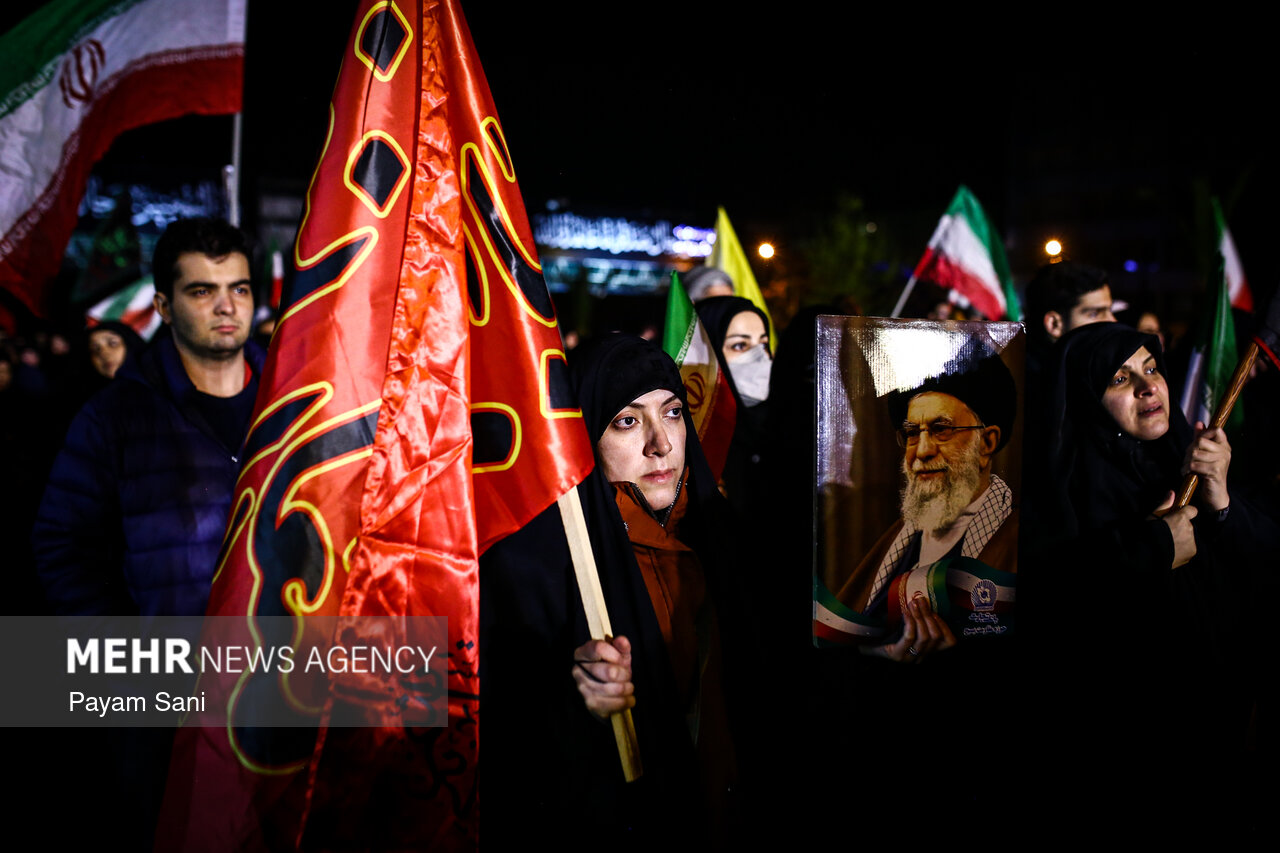 عزاداری و تجمع مردمی در سوگ رهبر شهید در میدان شهدای هفتم تیر تهران