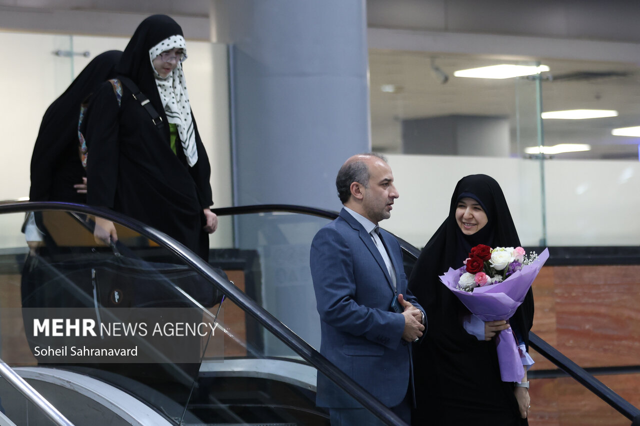بازگشت رایزن فرهنگی ایران به کشور پس از اخراج از فرانسه