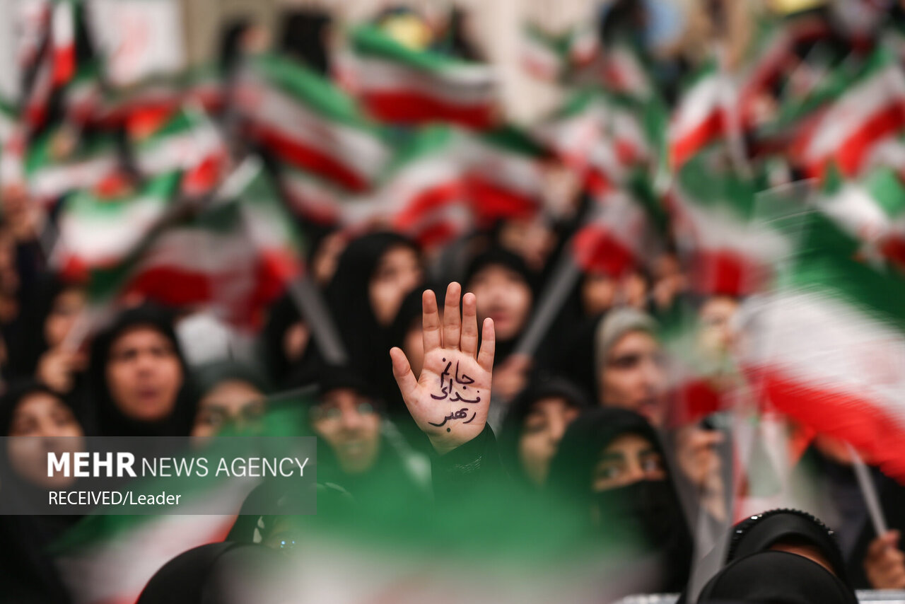 اجتماع دانشجویان قمی در محکومیت اهانت به پرچم ایران