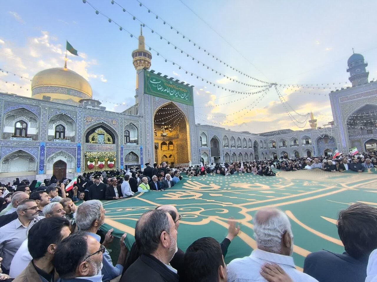 رونمایی از ابرپرچم نقشه ایران در حرم رضوی