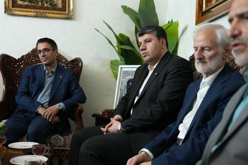 دیدار افشین خانی با خانواده اولین شهید بانک صادرات ایران