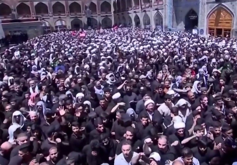 شعارهای ضد آمریکایی در مراسم اقامه نماز بر پیکر مطهر امام شهید در حرم امام علی (ع)