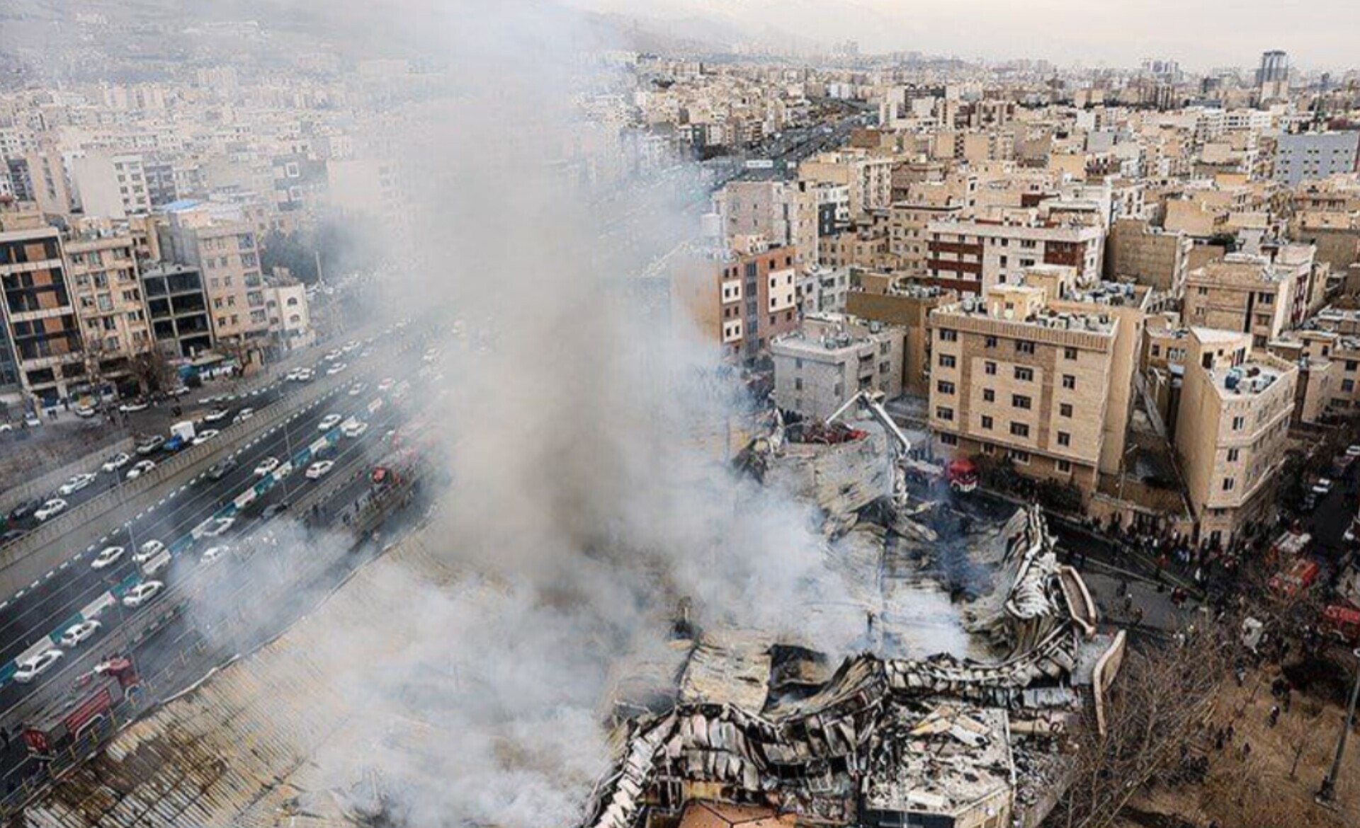 اورژانس تهران: دود ناشی از آتش سوزی بازار جنت آباد به دلیل جهت وزش باد خطری برای بیمارستان امید ندارد/ تمهیدات لجستیکی لازم برای انتقال احتمالی بیماران این بیمارستان اندیشیده شده است.
