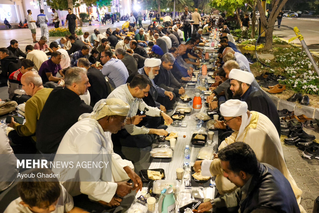 افطار همدلی و اتحاد به یاد رهبر شهید و شهدای جنگ رمضان در کیش