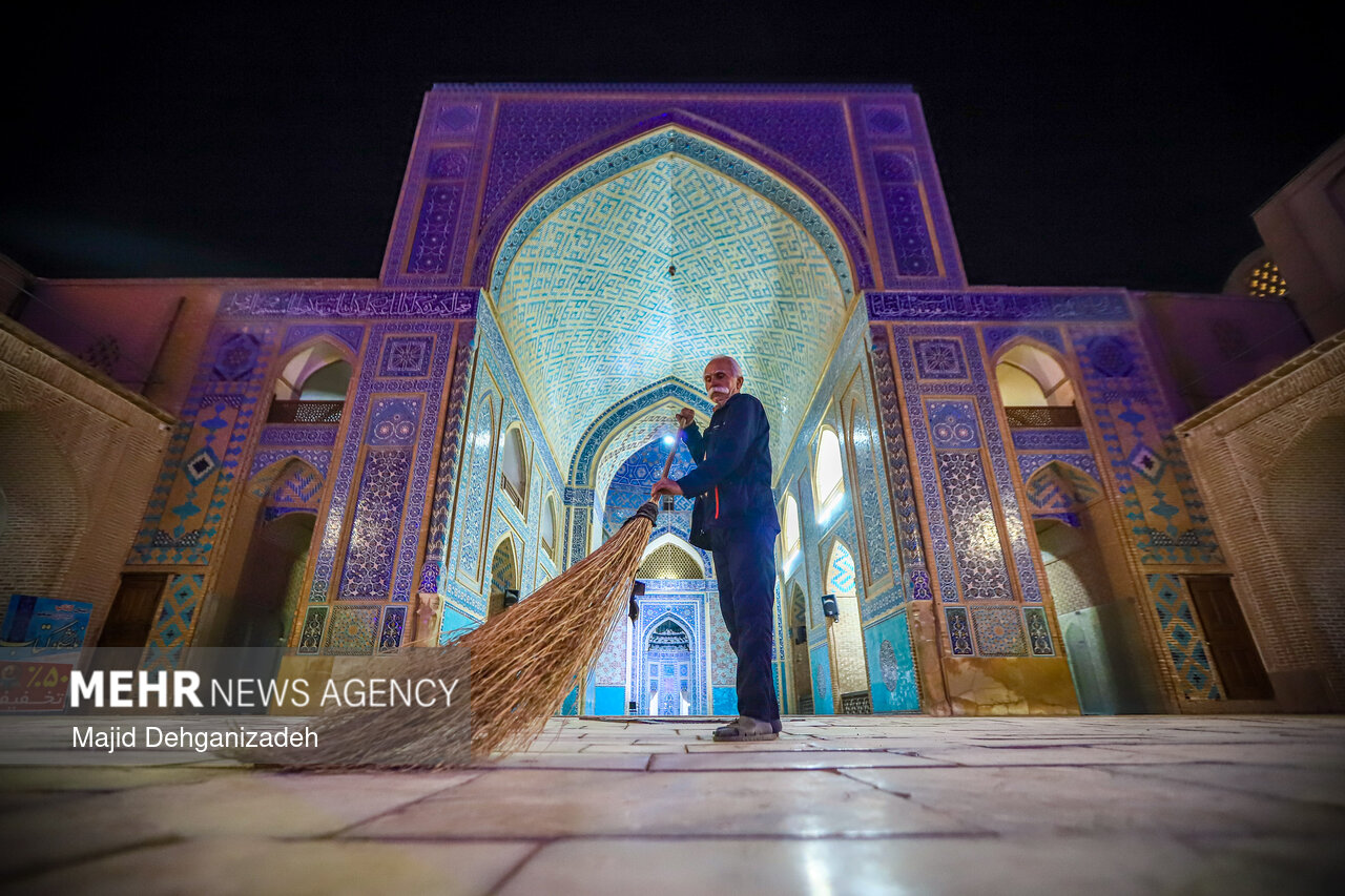 غبارروبی مسجد جامع کبیر یزد در آستانه ماه رمضان