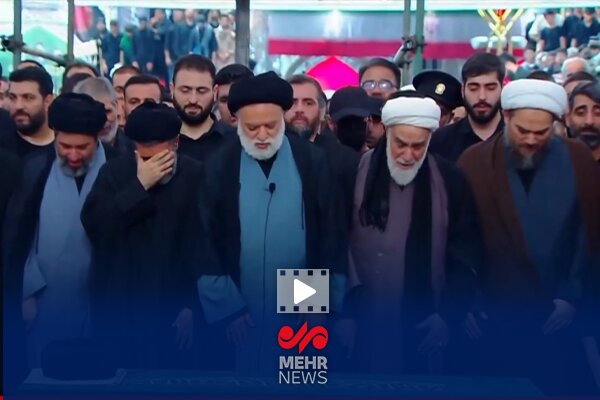 اشک جانسوز مردم هنگام اقامه نماز بر پیکر رهبر شهید انقلاب در حرم رضوی