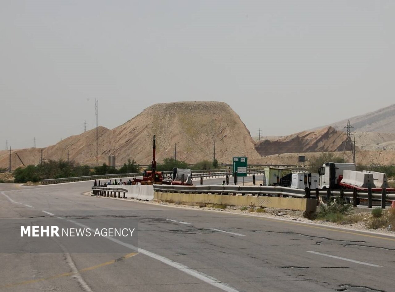 ایمن‌سازی راه‌های بوشهر شتاب گرفت؛ اجرای حفاظ بتنی و خط‌کشی جاده‌ها